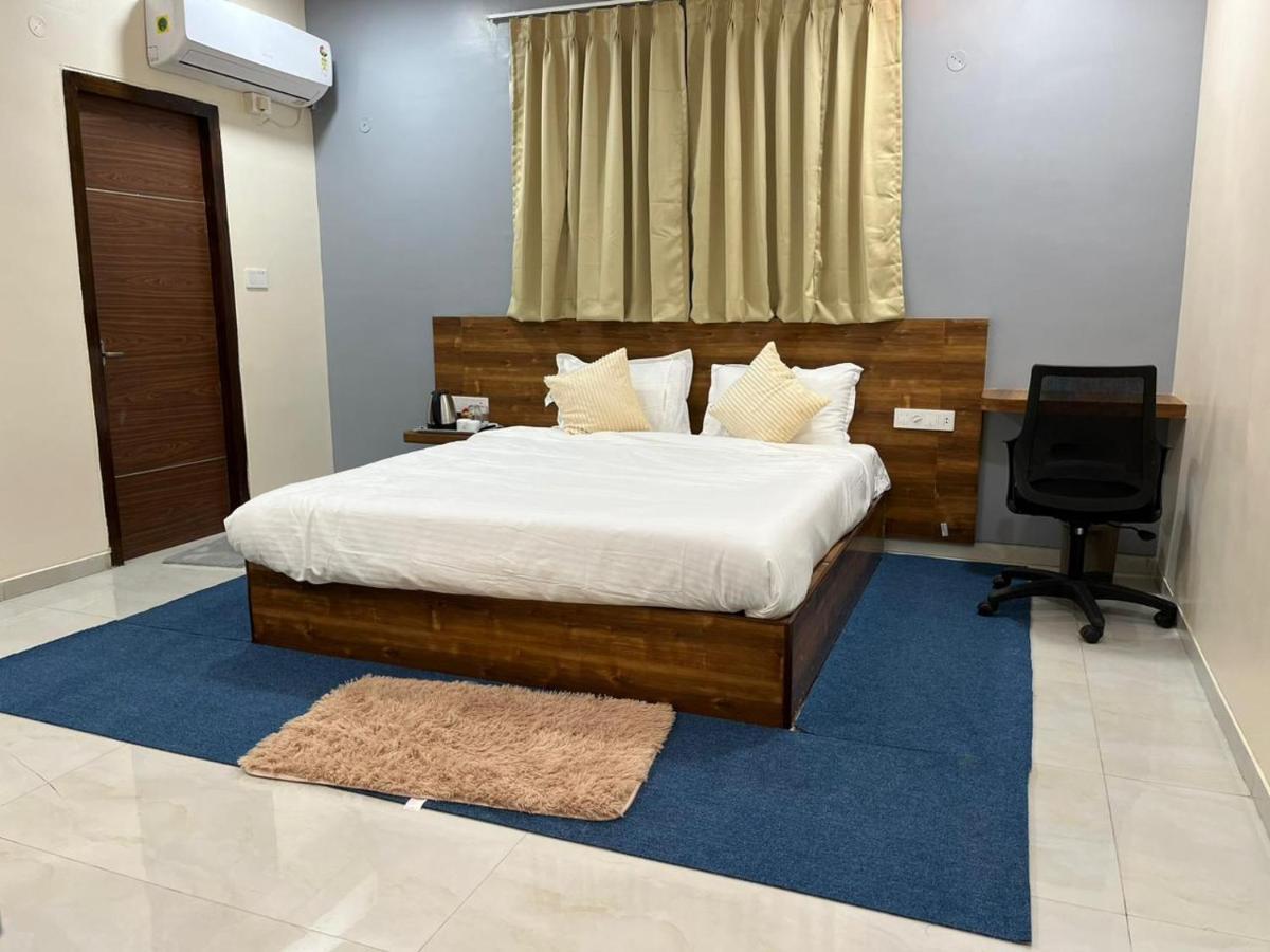 Beach Town Hotel Visakhapatnam Exterior foto